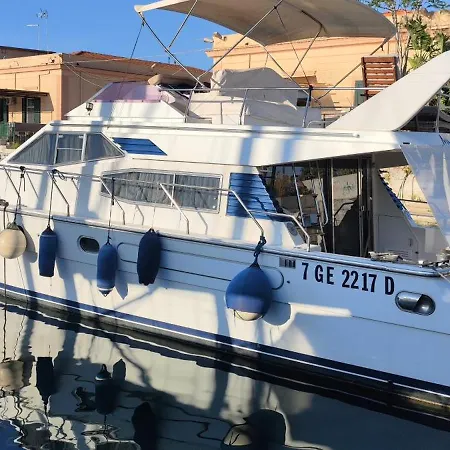 Botel Moonlight Houseboat Palermo