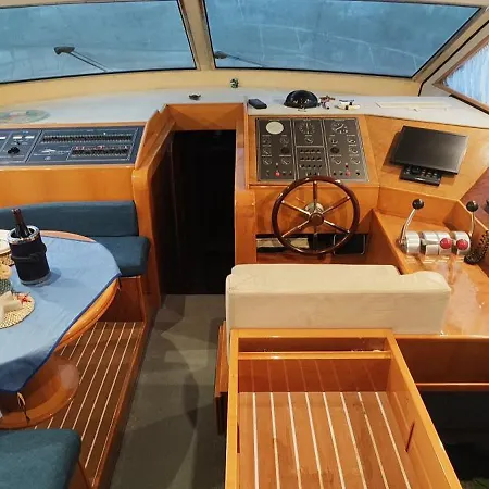 Moonlight Houseboat 船上ホテル *