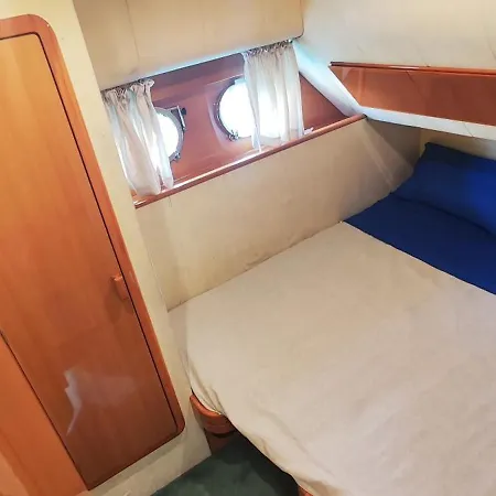 Hotel na wodzie Moonlight Houseboat *