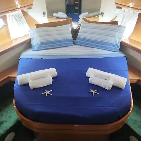 Moonlight Houseboat パレルモ