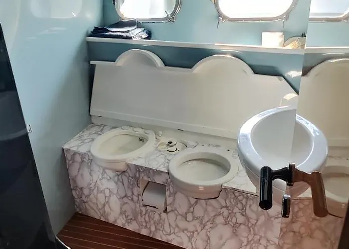 Botel Moonlight Houseboat *