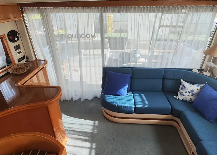 Botel Moonlight Houseboat Palermo