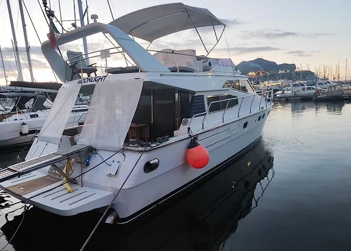 Moonlight Houseboat *