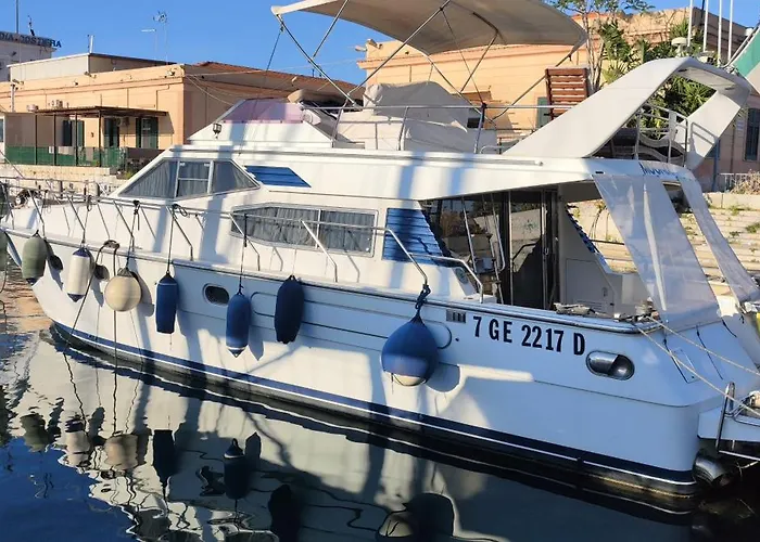 Botel Moonlight Houseboat Palermo