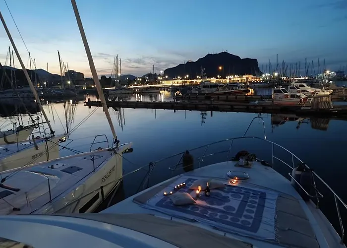 Botel Moonlight Houseboat Palermo