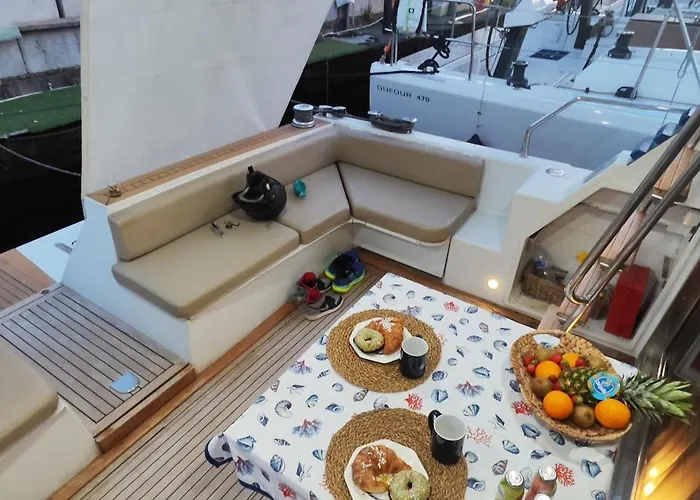 Moonlight Houseboat Botel