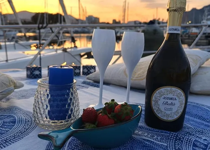 Botel Moonlight Houseboat